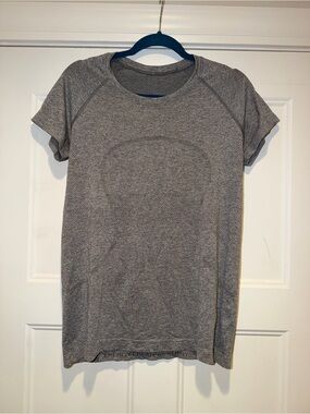 Lululemon Swiftly Tech Short Sleeve - Grey - Size 12